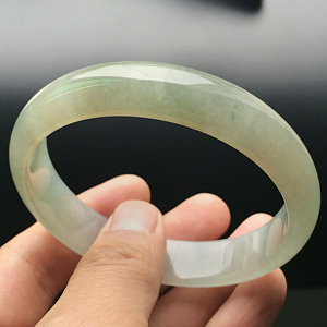 糯冰种略飘花手镯（59.3mm）