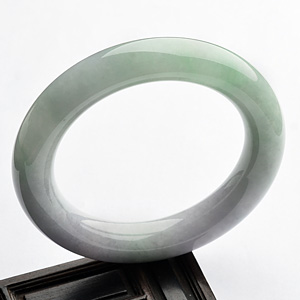 糯冰种淡春带彩圆条手镯（55.9mm）