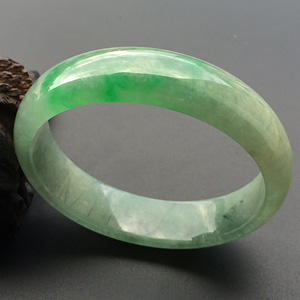 (超值推荐)糯冰种飘翠手镯（58mm）