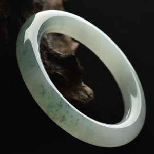 糯冰种略飘花圆条手镯（58.5mm）