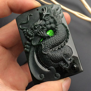 糯冰种墨翠龙牌挂件