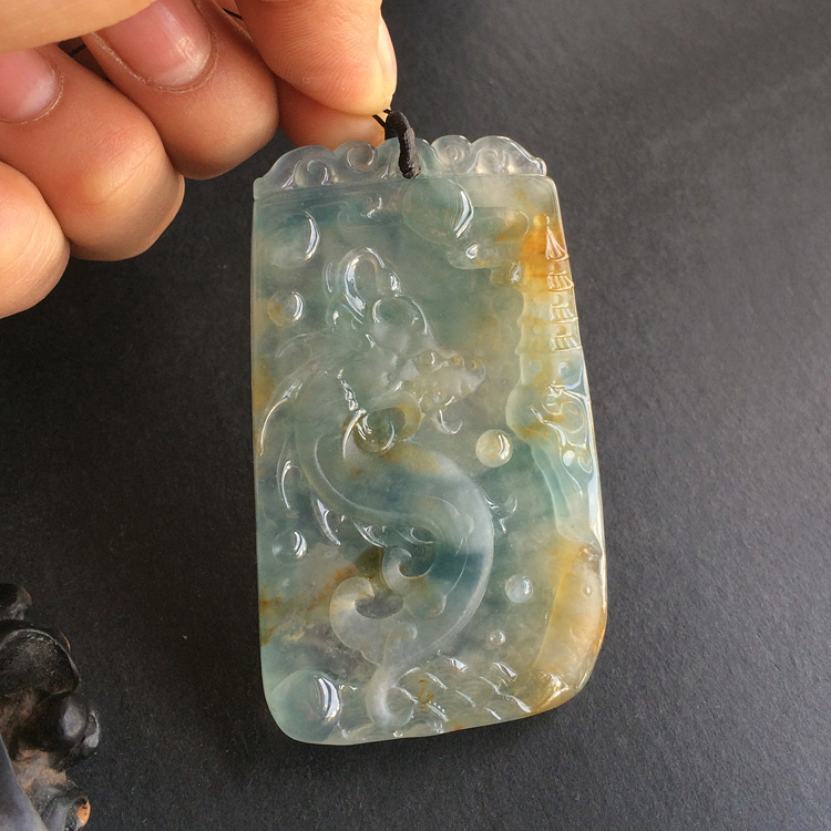 冰种黄翡飘花龙牌挂件