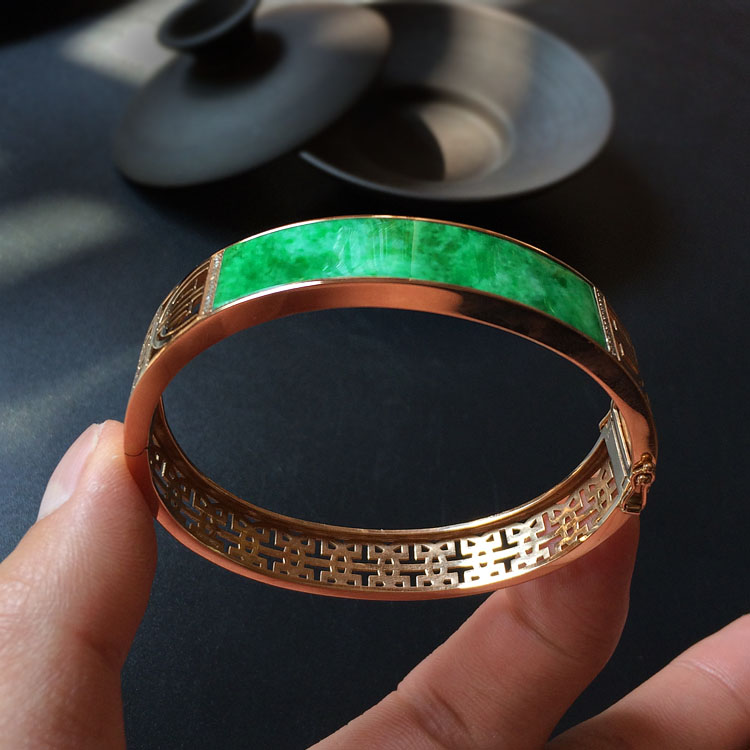 糯冰种翠色镶玫瑰金钻石贵妃镯(54.8-45.8mm)