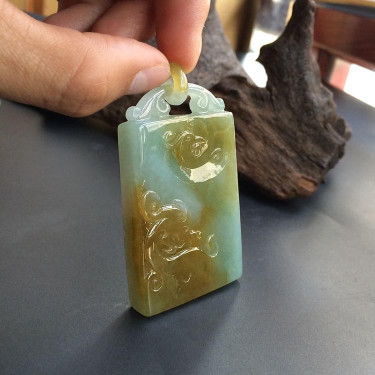糯冰种晴水褐黄翡仿古龙凤挂件