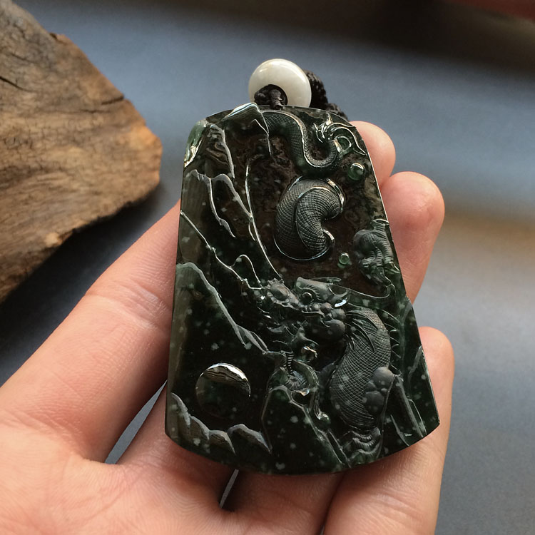 冰玻种墨翠龙牌挂件