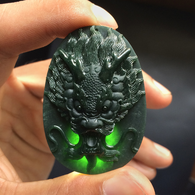 糯冰种墨翠龙牌挂件