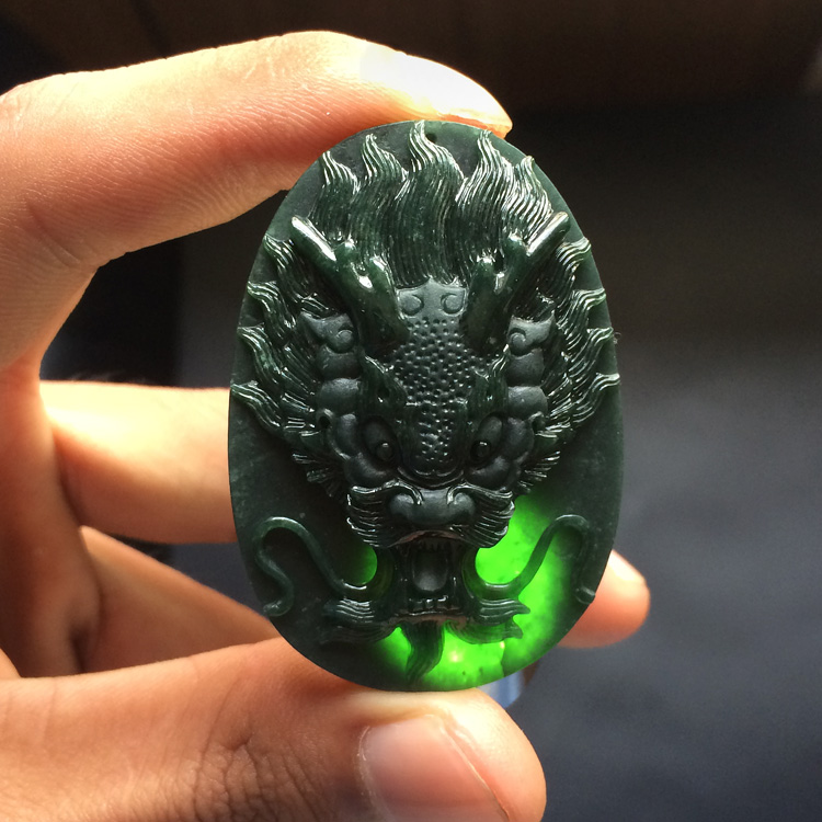 糯冰种墨翠龙牌挂件