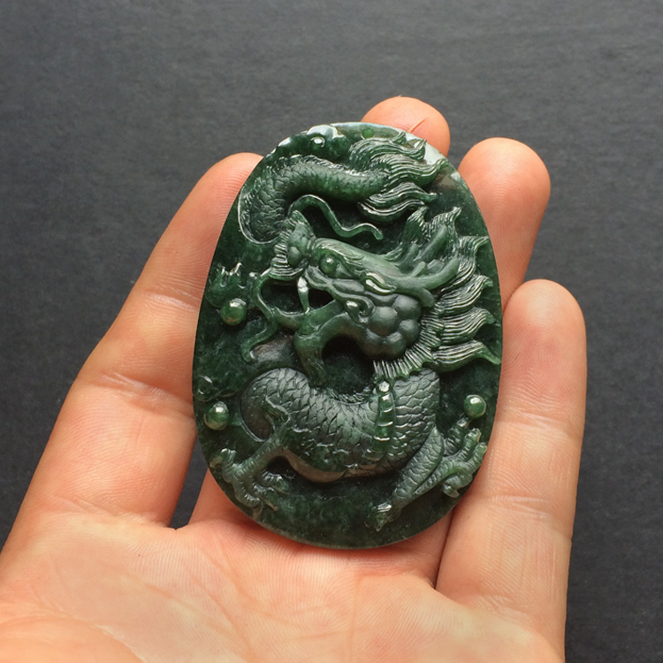 糯冰种墨翠龙牌挂件