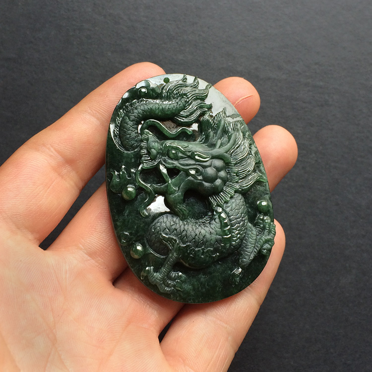 糯冰种墨翠龙牌挂件