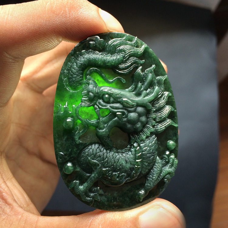 糯冰种墨翠龙牌挂件