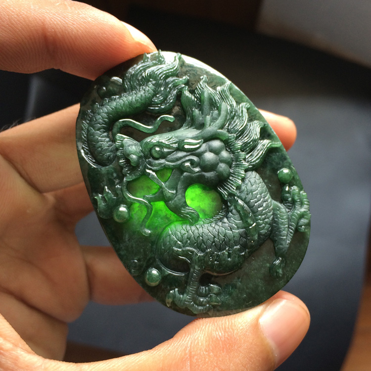 糯冰种墨翠龙牌挂件