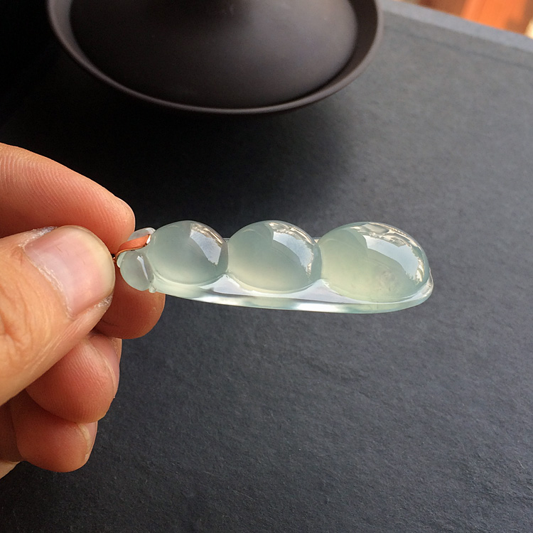 冰种晴水四季豆挂件（金扣）