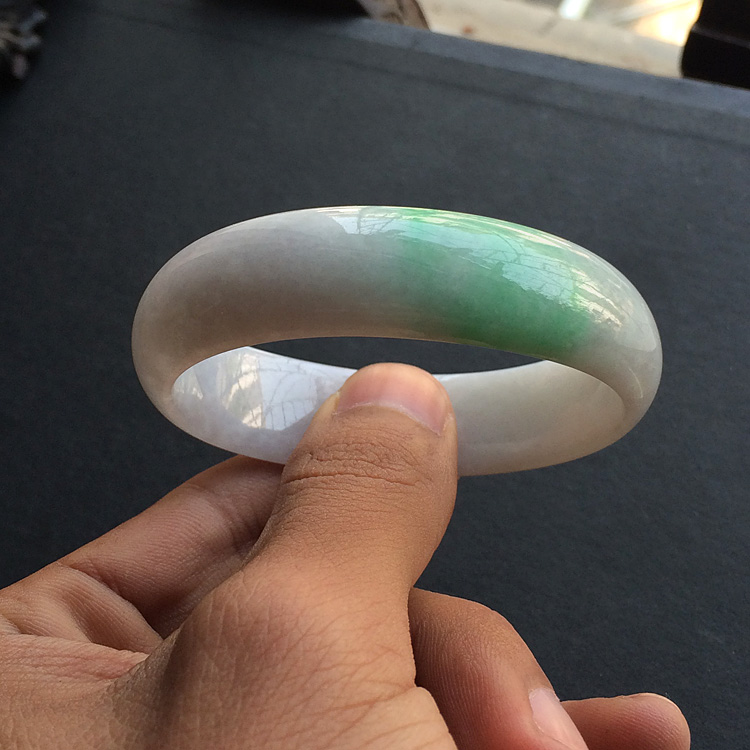 糯冰种飘翠贵妃镯（55.8mm-48.2mm）