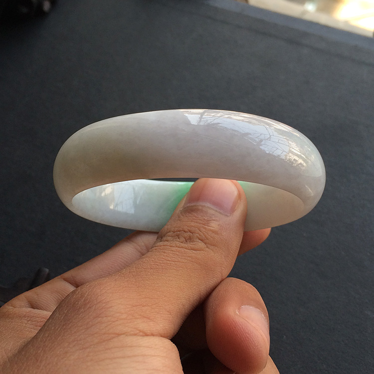 糯冰种飘翠贵妃镯（55.8mm-48.2mm）