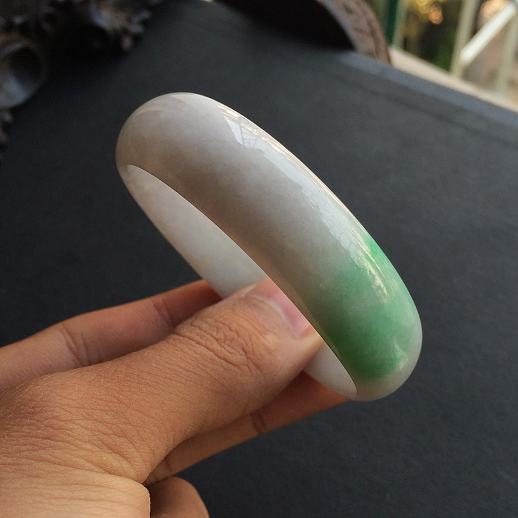 糯冰种飘翠贵妃镯（55.8mm-48.2mm）
