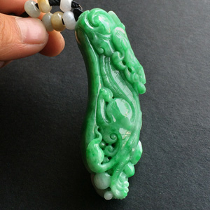 (超值推荐)糯冰种翠色龙钩挂件