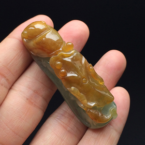(超值推荐)糯冰种晴水黄翡连年有余挂件
