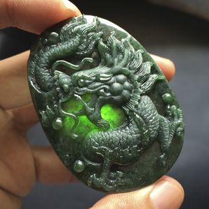 糯冰种墨翠龙牌挂件