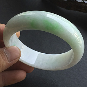(超值推荐)糯冰种飘翠手镯（58.4mm）
