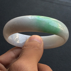 糯冰种飘翠贵妃镯（55.8mm-48.2mm）