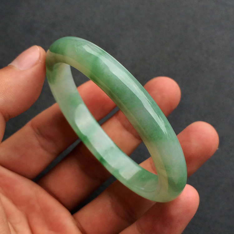 (超值推荐)糯冰种飘绿花贵妃镯(48.2mm-55.3mm)