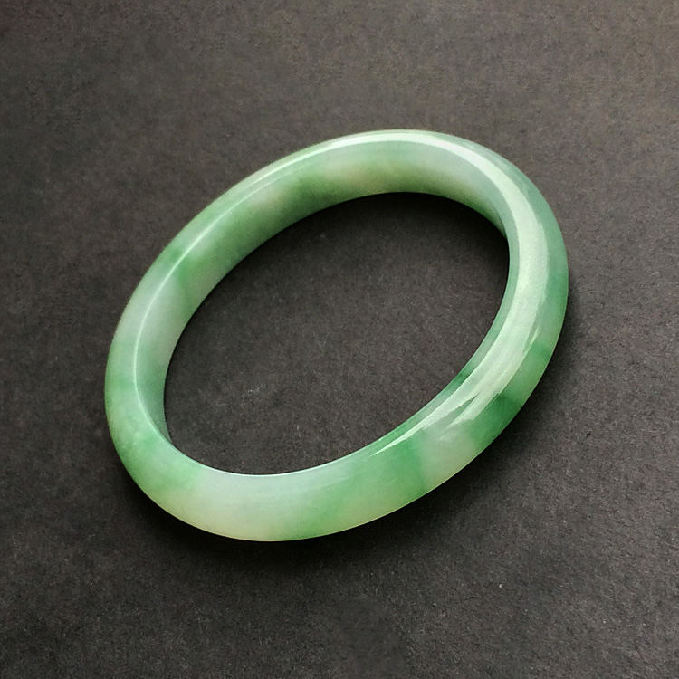 (超值推荐)糯冰种飘绿花贵妃镯(48.2mm-55.3mm)