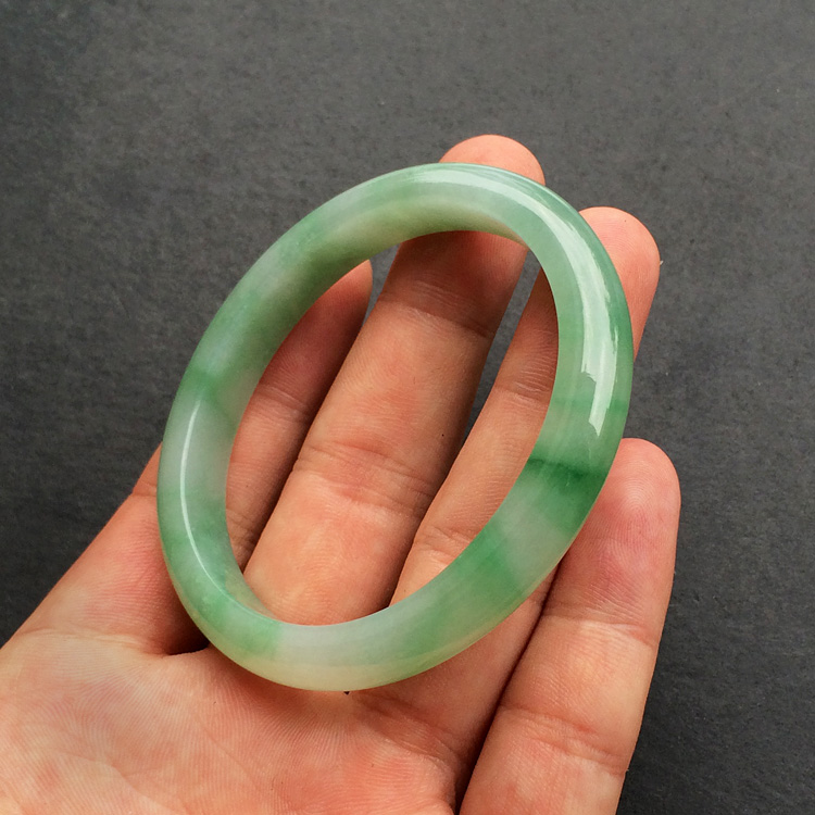 (超值推荐)糯冰种飘绿花贵妃镯(48.2mm-55.3mm)