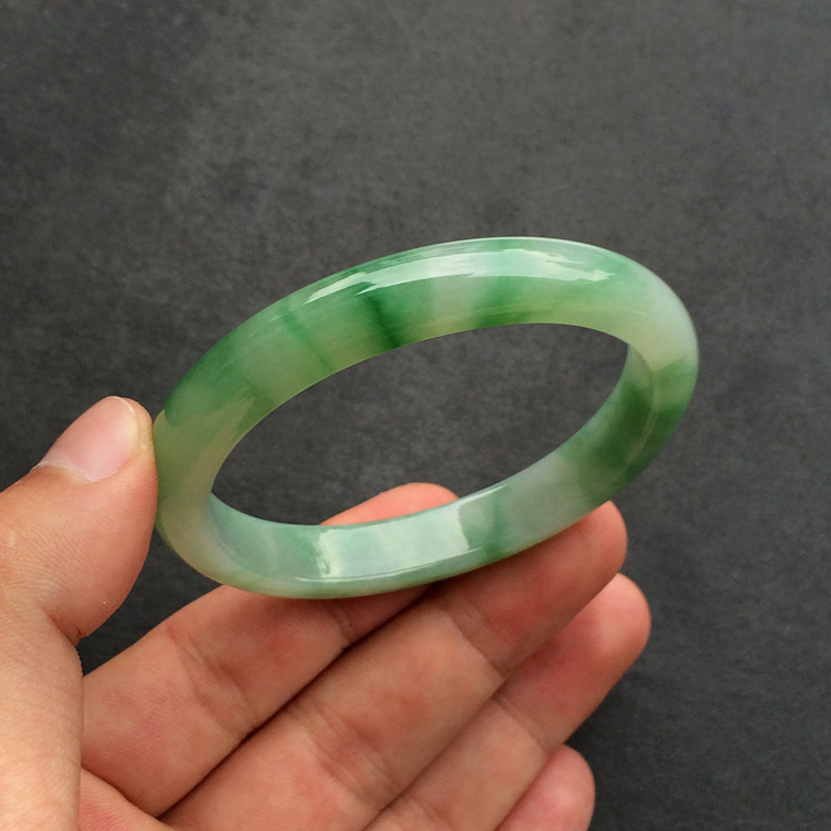 (超值推荐)糯冰种飘绿花贵妃镯(48.2mm-55.3mm)