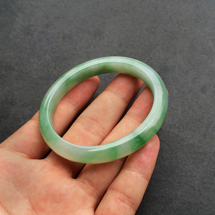 (超值推荐)糯冰种飘绿花贵妃镯(48.2mm-55.3mm)