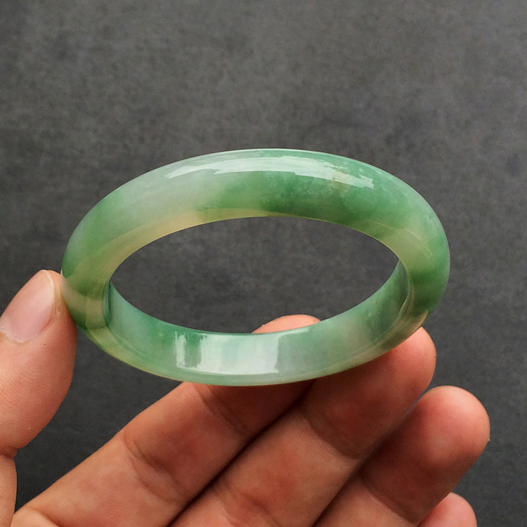 (超值推荐)糯冰种飘绿花贵妃镯(48.2mm-55.3mm)