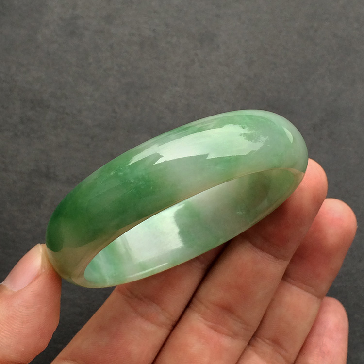 (超值推荐)糯冰种飘绿花贵妃手镯(47.5mm-54.1mm)