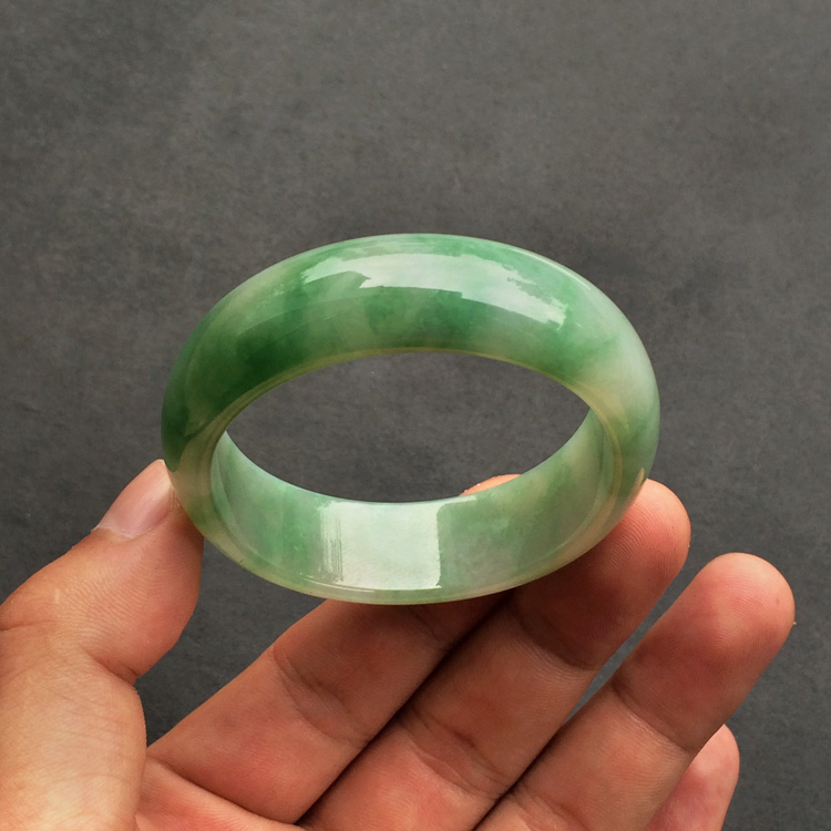 (超值推荐)糯冰种飘绿花贵妃手镯(47.5mm-54.1mm)
