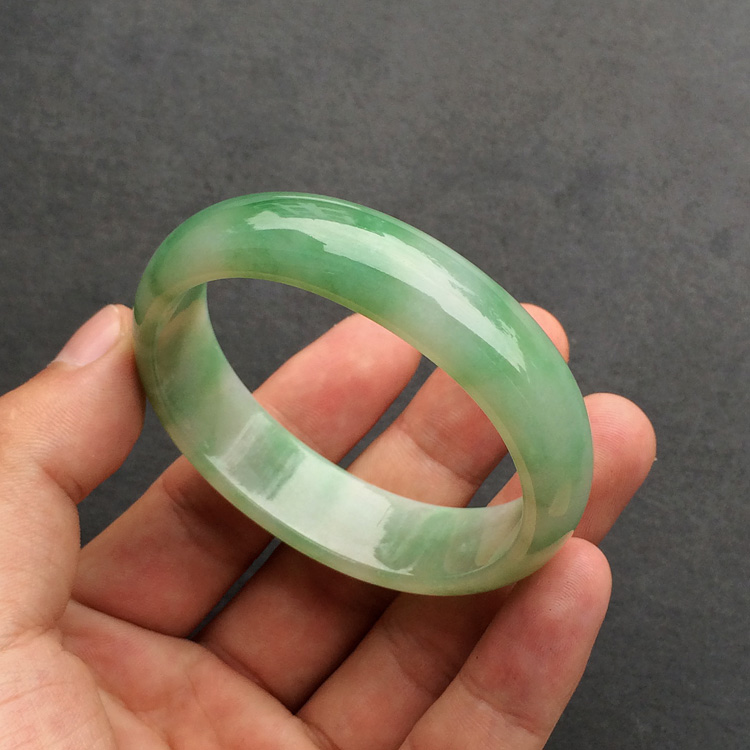 (超值推荐)糯冰种飘绿花贵妃手镯(47.5mm-54.1mm)