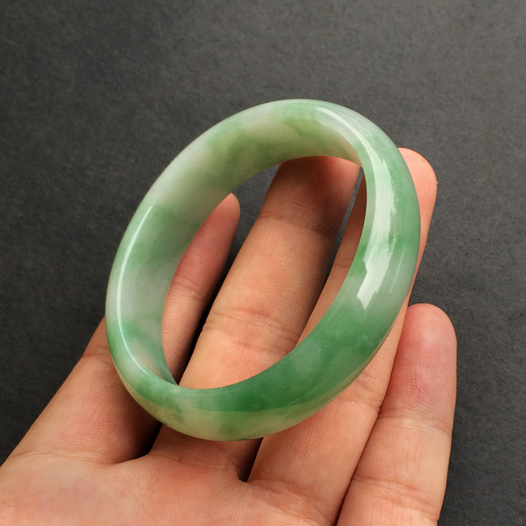 (超值推荐)糯冰种飘绿花贵妃手镯(47.5mm-54.1mm)