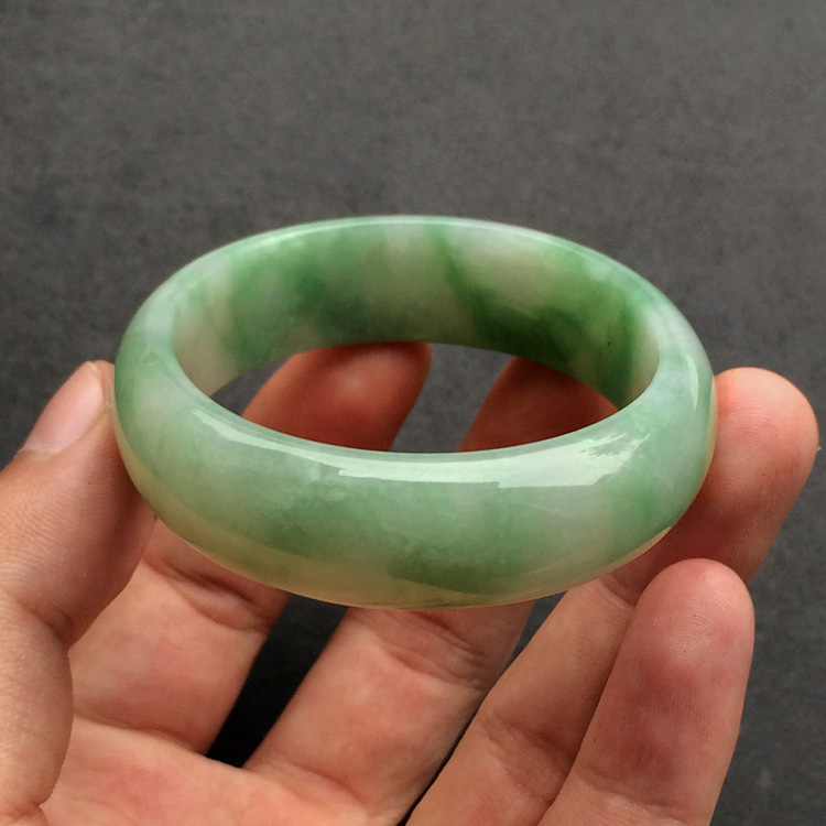 (超值推荐)糯冰种飘绿花贵妃手镯(47.5mm-54.1mm)
