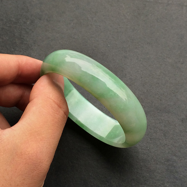 (超值推荐)糯冰种飘绿花贵妃手镯(47.5mm-54.1mm)