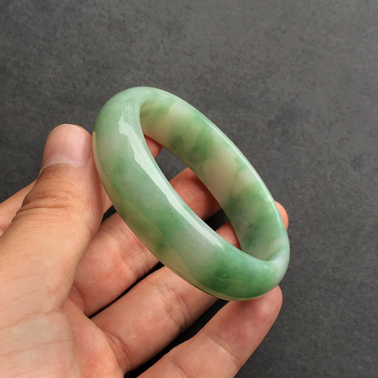 (超值推荐)糯冰种飘绿花贵妃手镯(47.5mm-54.1mm)