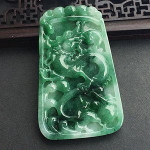 糯冰种飘花龙牌挂件