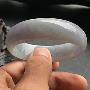 糯冰种淡紫罗兰贵妃镯（53.2mm-48.8mm）
