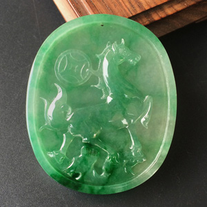 (超值推荐)糯冰种飘阳绿马到成功挂件