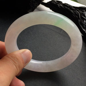 (超值推荐)糯冰种淡春带彩圆条手镯(56.4mm)