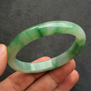 (超值推荐)糯冰种飘绿花贵妃镯(48.2mm-55.3mm)