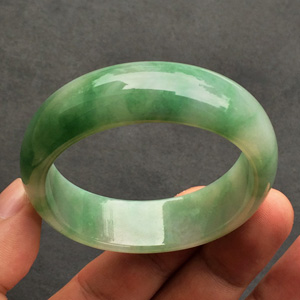 (超值推荐)糯冰种飘绿花贵妃手镯(47.5mm-54.1mm)