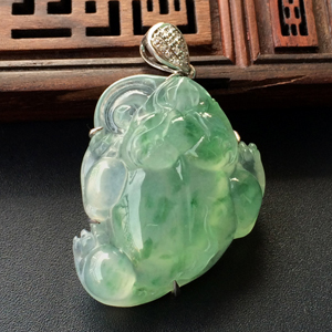 (超值推荐)冰种飘花镶白金钻石招财进宝胸坠