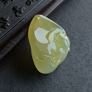 糯冰种淡黄翡金鱼挂件