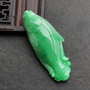糯冰种翠色小鱼挂件