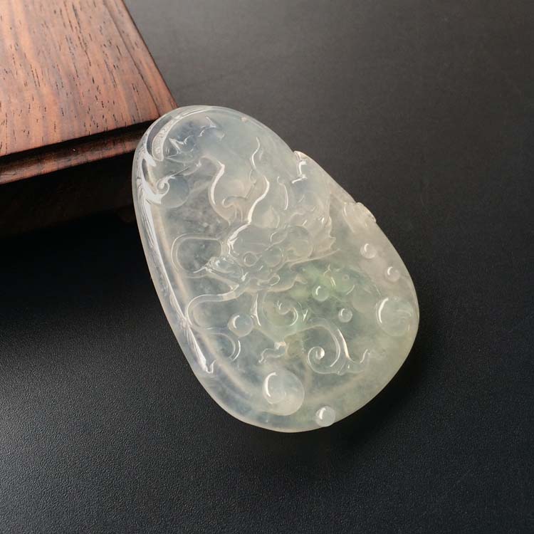 (超值推荐)冰种淡晴水龙牌挂件