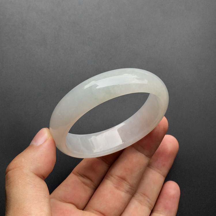 糯冰种淡晴水贵妃镯（49.7-56.6mm）