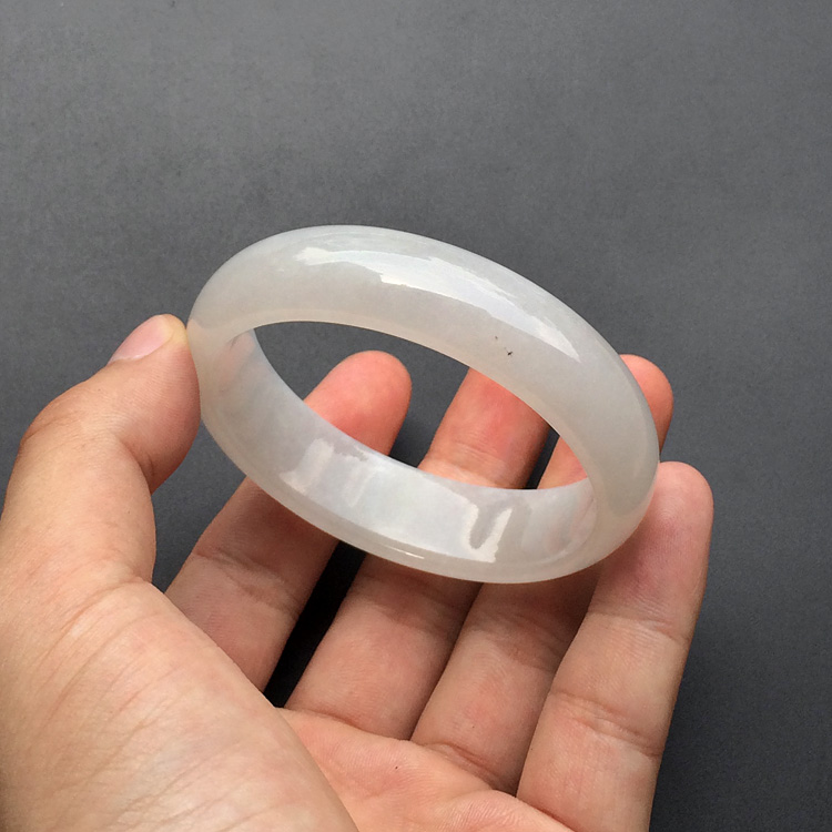 糯冰种淡晴水贵妃镯（49.7-56.6mm）