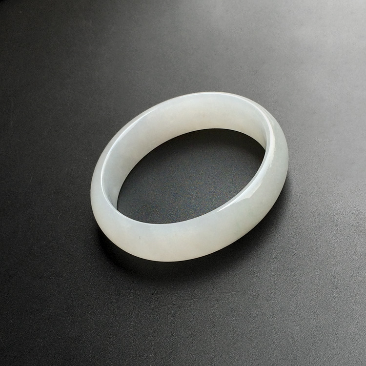 糯冰种淡晴水贵妃镯（49.7-56.6mm）